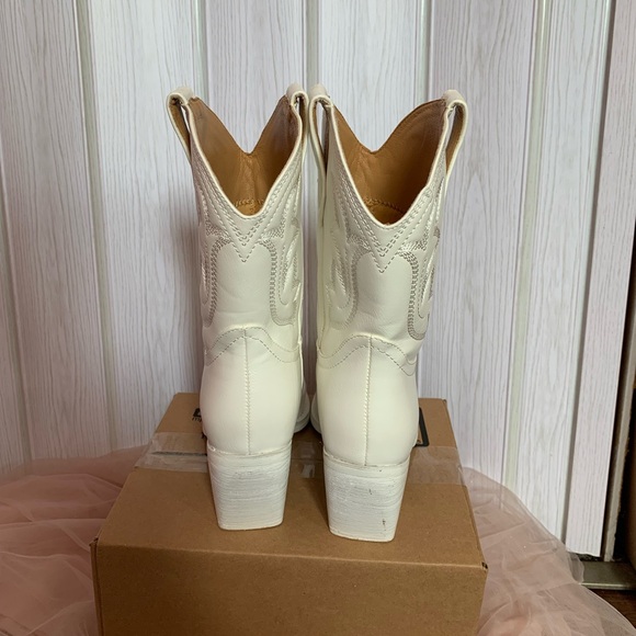 Wet kiss white cowboy boots size 8 1/2. Wear it only once. - Picture 2 of 8